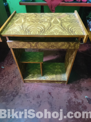 ছোট কম্পিউটার টেবিল